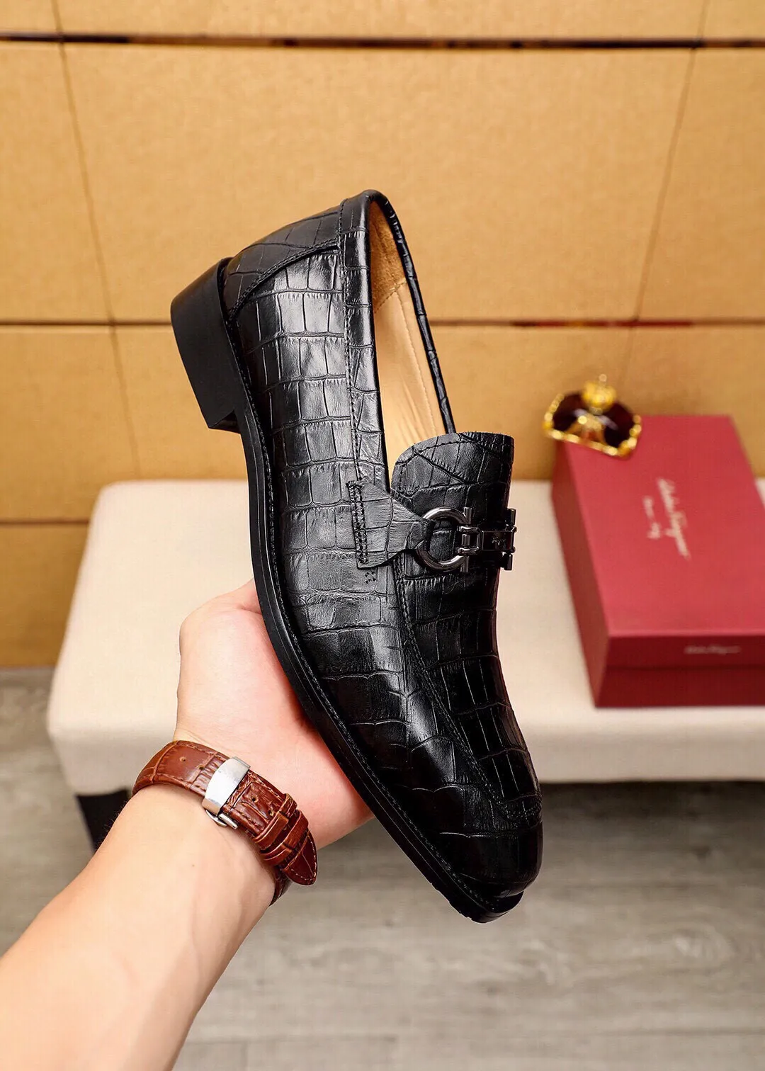 Men's shoes 💰460 💐 Product trademark: Ferragamo "Ferragamo" casual leather shoes Regular size: 38-44 (custom-made at 45.46.47🉑️) Product materials: Selected imported first-layer calfskin embossed upper + original hardware buckle, imported water-dyed cow leather lining. Strong three-dimensional visual effect, combined outsole Color: 2⃣️colors available